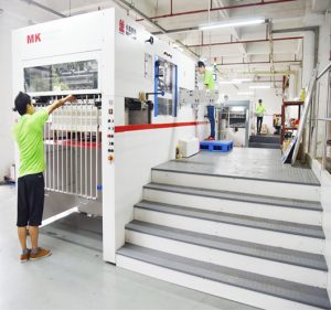Fully automatic high-speed die-cutting machine for carton and packaging production | Hug Packaging