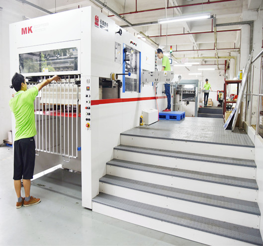 Fully automatic high-speed die-cutting machine for carton and packaging production | Hug Packaging