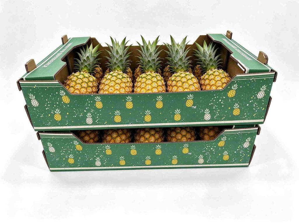Green corrugated produce box for fresh pineapple export, fully printed with evenly distributed small yellow and white pineapple icons on front and side panels, stacked cartons with fresh pineapples inside, custom fruit export packaging